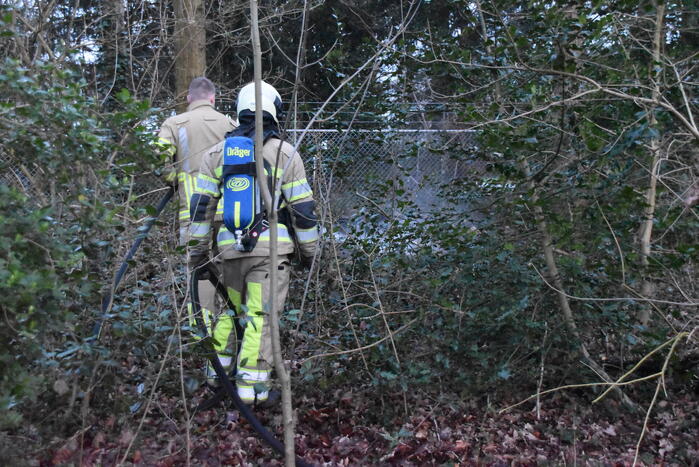 Brandstichting in stapel hout