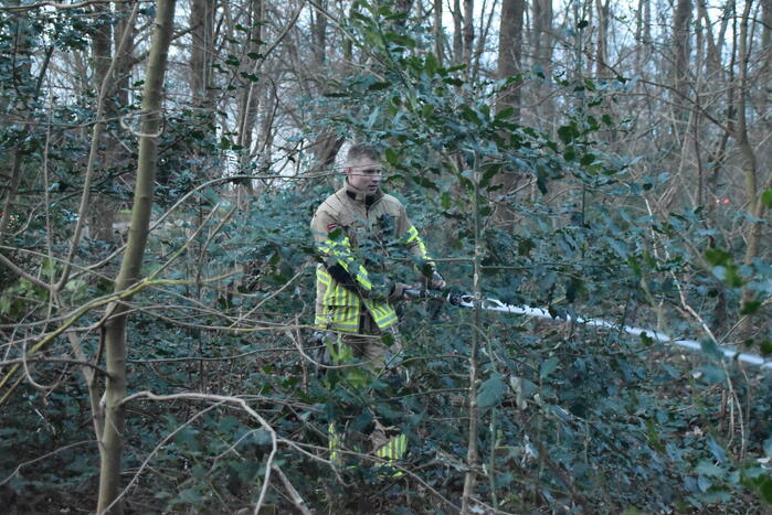 Brandstichting in stapel hout