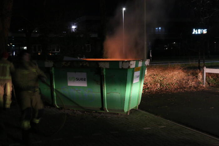 Brand in container met bouwafval