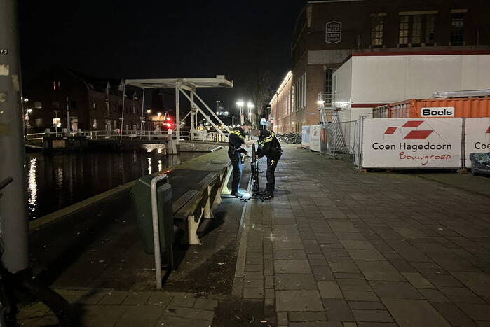 Hulpdiensten starten zoekactie na het aantreffen van een fiets langs de waterkant