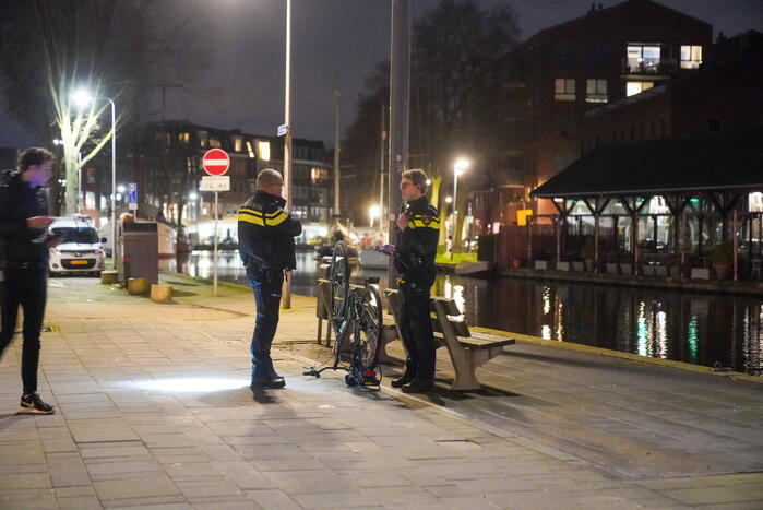 Hulpdiensten starten zoekactie na het aantreffen van een fiets langs de waterkant