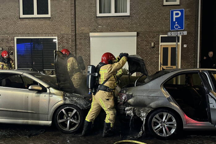 Twee auto's in brand