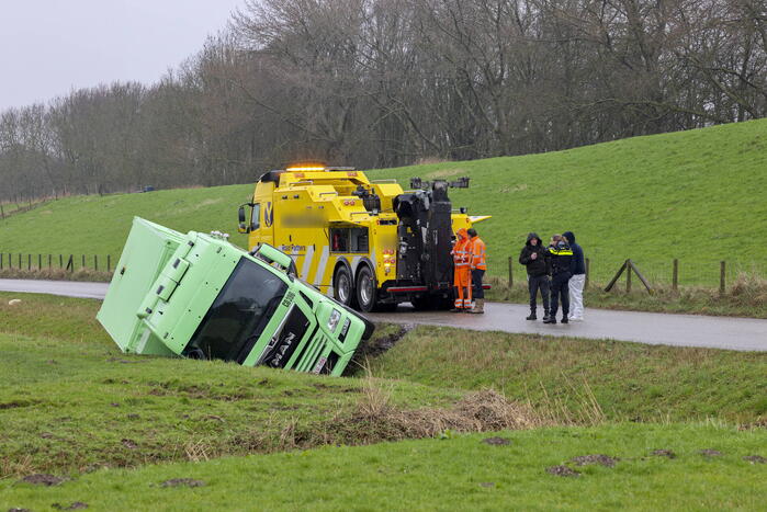 Vrachtwagen belandt in sloot