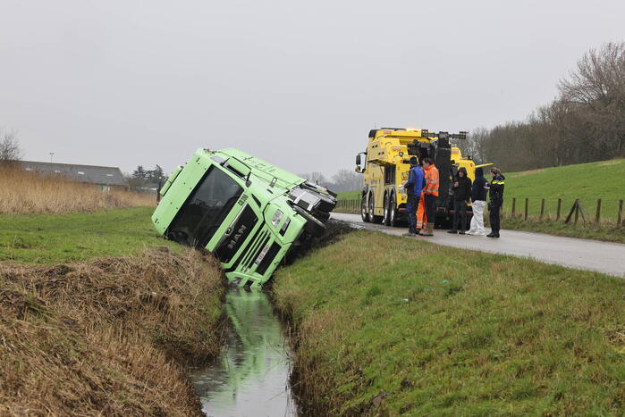 Vrachtwagen belandt in sloot