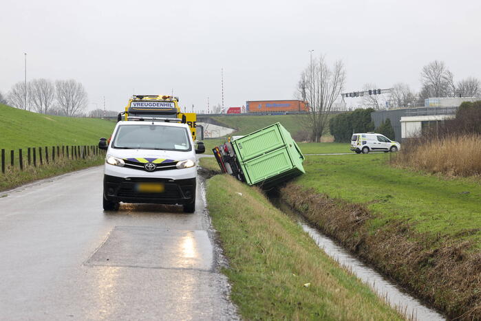 Vrachtwagen belandt in sloot