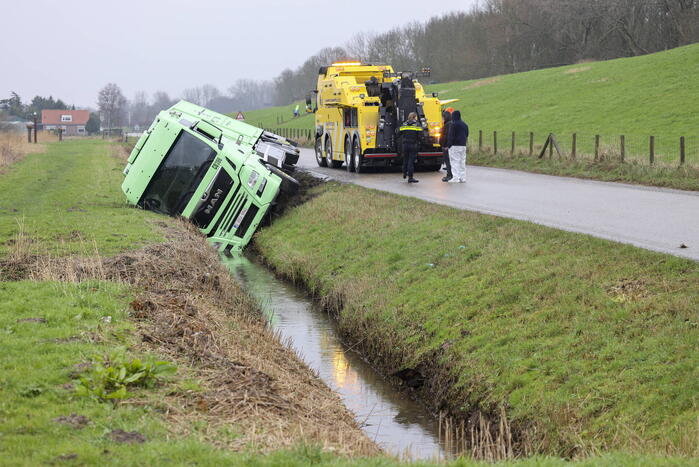 Vrachtwagen belandt in sloot