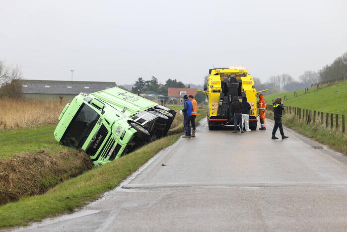 Vrachtwagen belandt in sloot