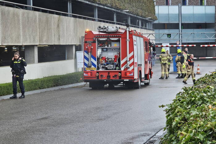Autobrand in parkeergarage van ziekenhuis