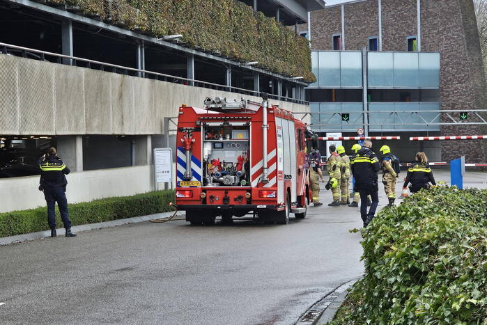 Autobrand in parkeergarage van ziekenhuis