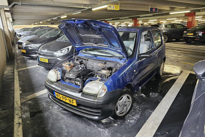 Autobrand in parkeergarage van ziekenhuis