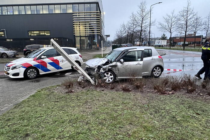 Automobilist en pakketbezorger botsen op elkaar