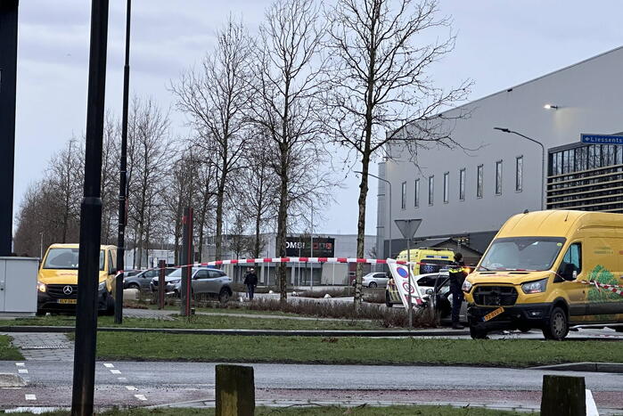 Automobilist en pakketbezorger botsen op elkaar