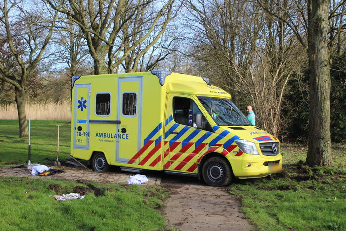 Vastgereden ambulance losgetrokken door graafmachine