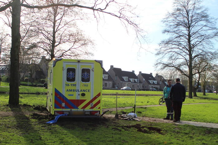 Vastgereden ambulance losgetrokken door graafmachine