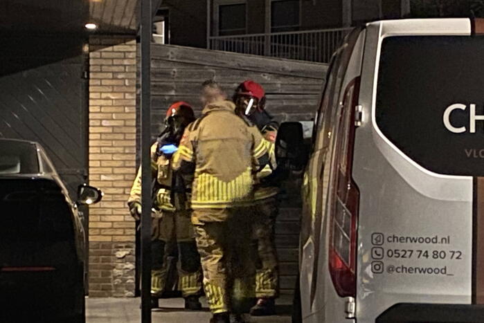 Brandweer spoelt riool na benzinelucht