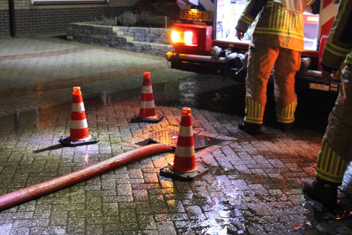 Brandweer spoelt riool na benzinelucht
