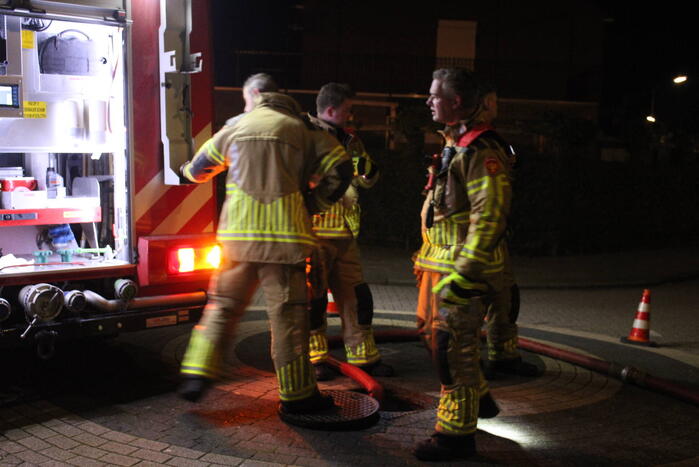 Brandweer spoelt riool na benzinelucht