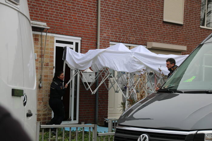 Overleden persoon aangetroffen, verdachte aangehouden