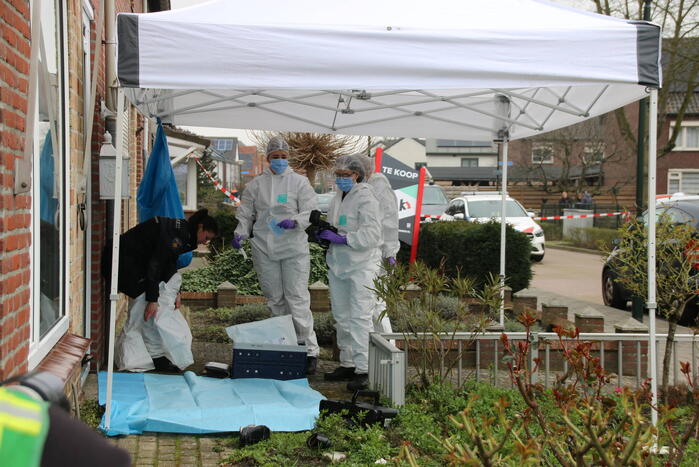 Overleden persoon aangetroffen, verdachte aangehouden