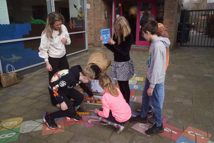 Wethouder overhandigt leskist om taboe rond armoede te doorbreken