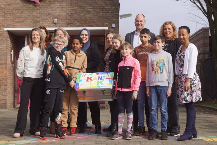 Wethouder overhandigt leskist om taboe rond armoede te doorbreken