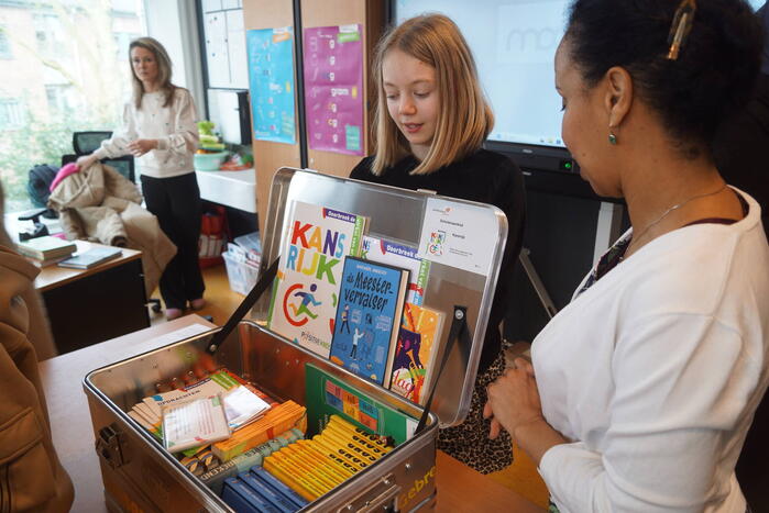 Wethouder overhandigt leskist om taboe rond armoede te doorbreken