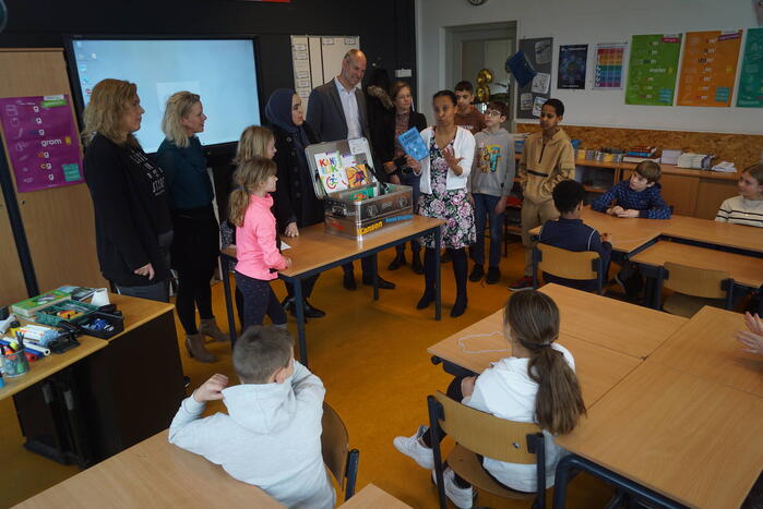 Wethouder overhandigt leskist om taboe rond armoede te doorbreken