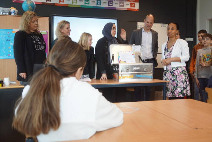 Wethouder overhandigt leskist om taboe rond armoede te doorbreken