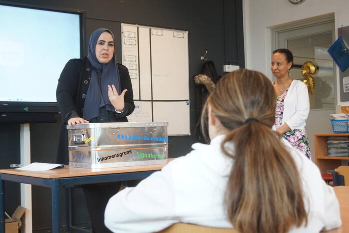 Wethouder overhandigt leskist om taboe rond armoede te doorbreken