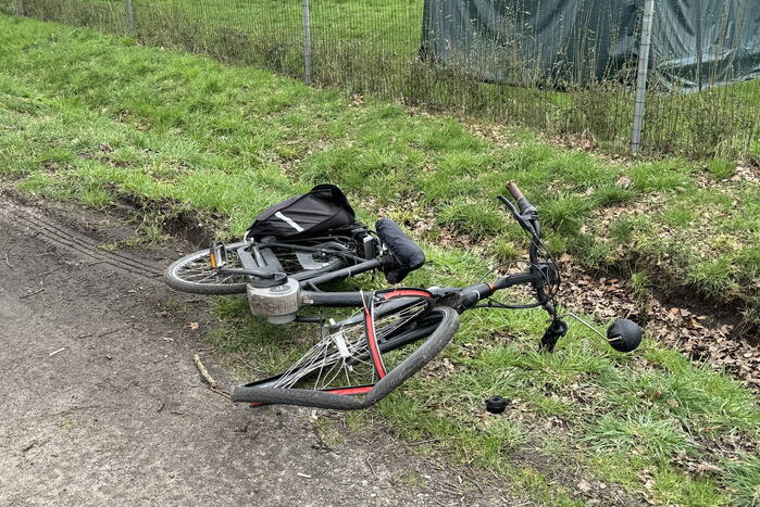 Fietser geschept door achteruitrijdende bezorger