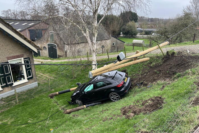 Automobilist vliegt met Audi de dijk af