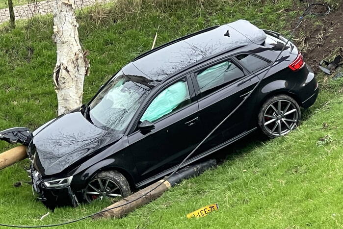 Automobilist vliegt met Audi de dijk af