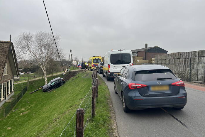 Automobilist vliegt met Audi de dijk af