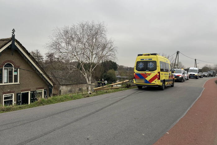 Automobilist vliegt met Audi de dijk af