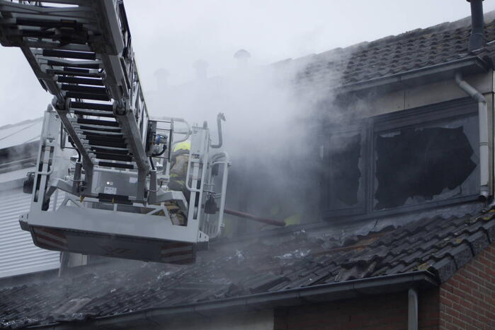 Zolderverdieping van woning verwoest door brand