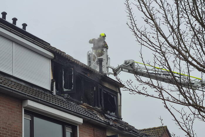 Zolderverdieping van woning verwoest door brand