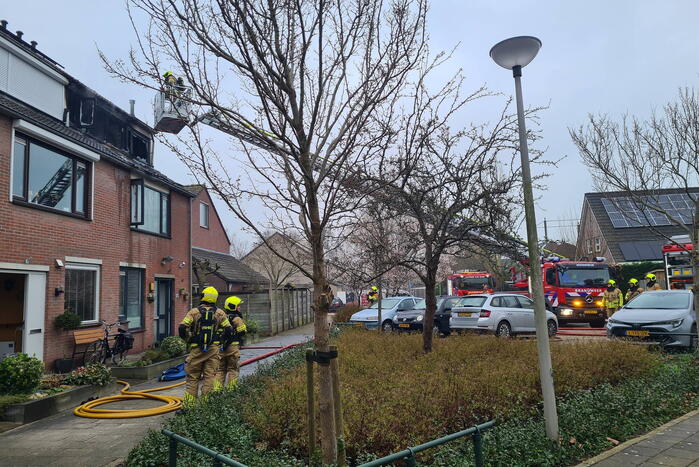 Zolderverdieping van woning verwoest door brand