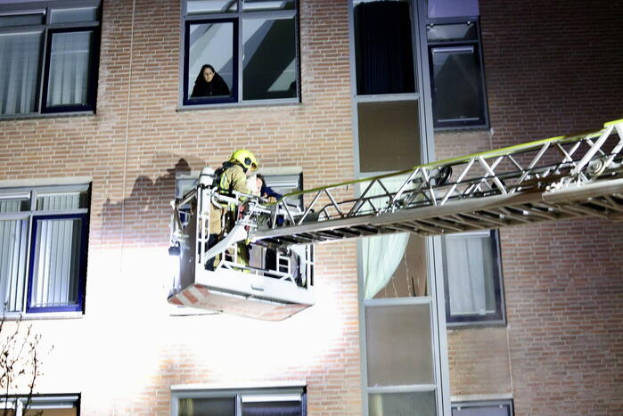 Meerdere bewoners gered bij hevige woningbrand