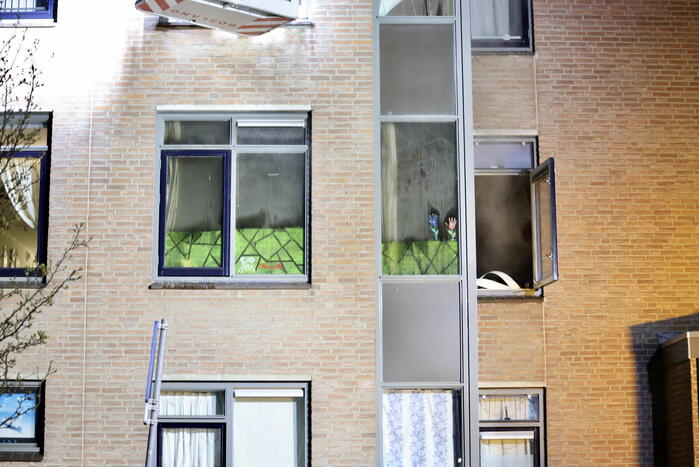 Meerdere bewoners gered bij hevige woningbrand