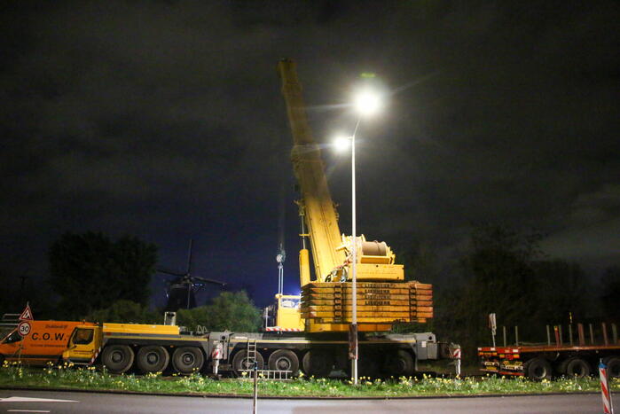 Te water geraakte graafmachine geborgen