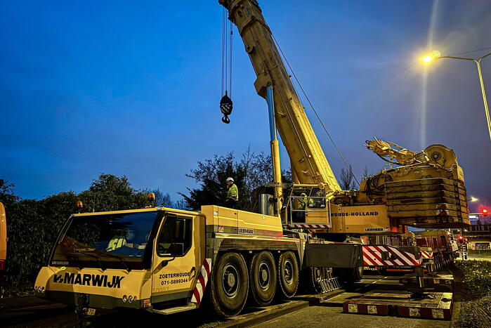 Te water geraakte graafmachine geborgen