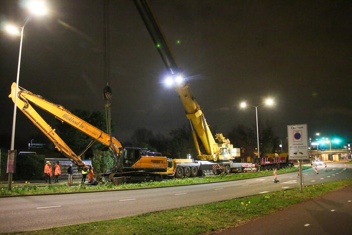 Te water geraakte graafmachine geborgen