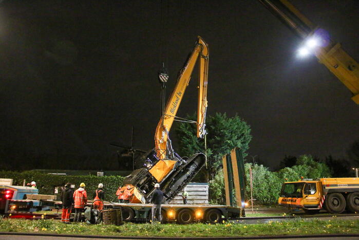 Te water geraakte graafmachine geborgen