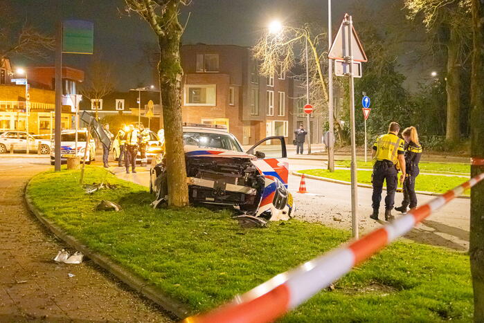 Twee agenten gewond na frontale botsing met boom