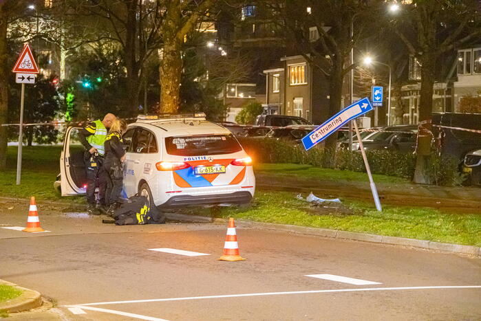 Twee agenten gewond na frontale botsing met boom