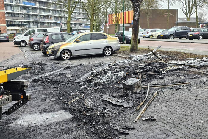 Meerdere voertuigen door brand verwoest