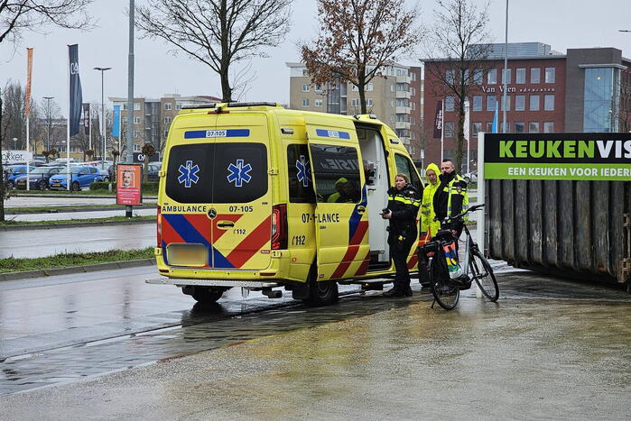 Fietser aangetikt door personenauto