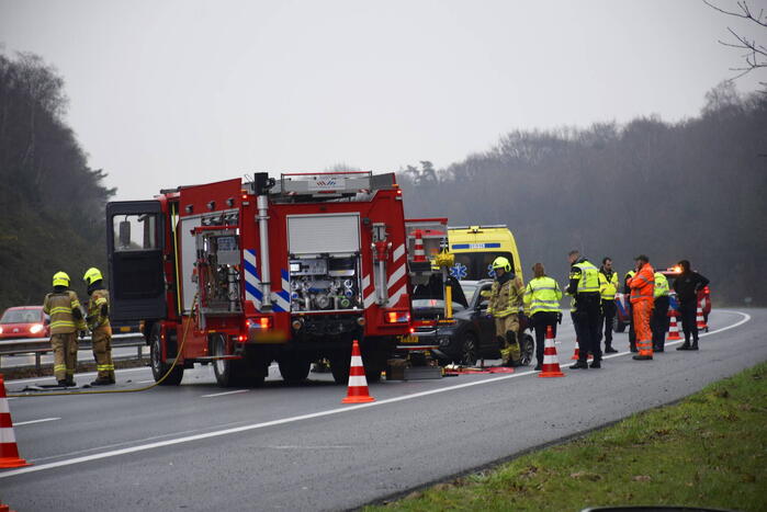 Auto vliegt in brand na ongeval op snelweg