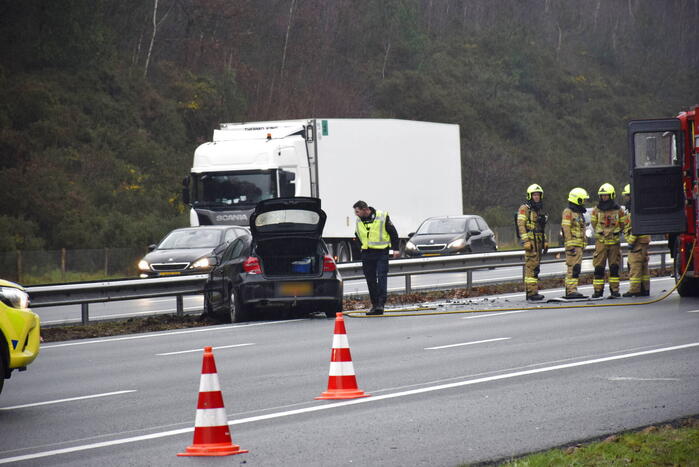 Auto vliegt in brand na ongeval op snelweg