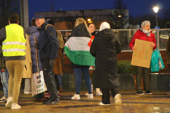 Kleine pro Palestina demonstratie bij treinstation
